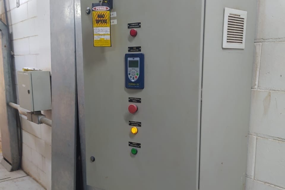 Painel de automação instalado em parede, com interface de operação, botoeiras e sinalização.